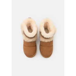 UGG CLASSIC CHILLAPEAK Botines con plataforma chestnut