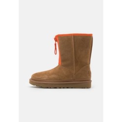 UGG CLASSIC SHORT ZIPPER TAPE LOGO Botines chestnut