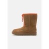 UGG CLASSIC SHORT ZIPPER TAPE LOGO Botines chestnut