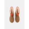 UGG CLASSIC SHORT ZIPPER TAPE LOGO Botines chestnut