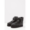 Mou Botines cracked black