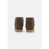 UGG CLASSIC MINI Botines Nueces de pecan