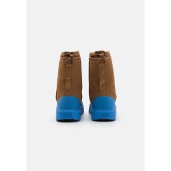 UGG CLASSIC SHORT WEATHER HYBRID Botas para la nieve Castañas