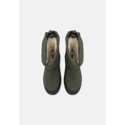 UGG CLASSIC SHORT WEATHER HYBRID Botas para la nieve Noche del bosque