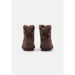 UGG MINI BAILEY BOW II Botines burnt cedar