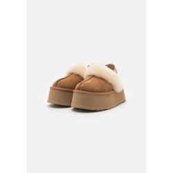 UGG FUNKETTE Sandalias chestnut