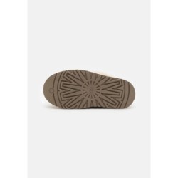 UGG FUNKETTE Sandalias chestnut