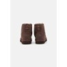 UGG CLASSIC MINI II Botines bajos burnt cedar