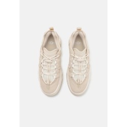 UGG CAPTRAIL LOW Zapatillas light beige