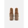 UGG NEW HEIGHTS PLATFORM MINI Botines de tacón chestnut