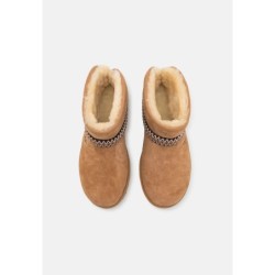 UGG CLASSIC MINI CRESCENT Botines bajos chestnut