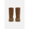 UGG CLASSIC SHORT NEW HEIGHTS Botines con plataforma chestnut