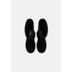 UGG CLASSIC SHORT NEW HEIGHTS Botines con plataforma black